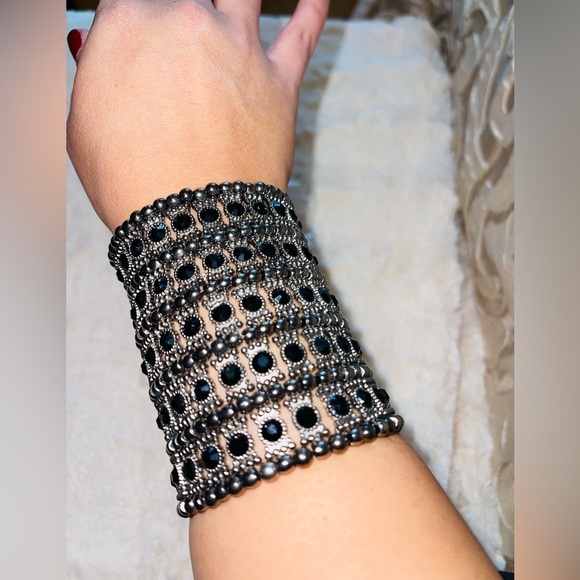 Black and Silver Beaded Wrist Bracelet - Picture 3 of 3
